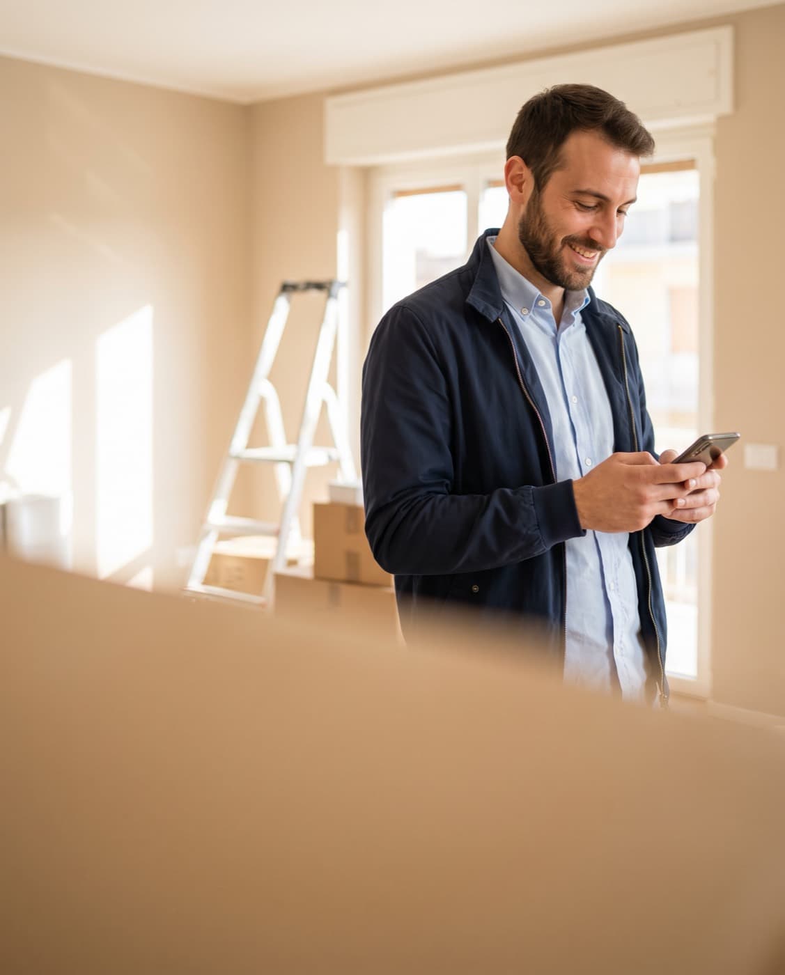 Tecnico professionista che riceve e gestisce lavori e pagamenti dal telefono con MioTecnico